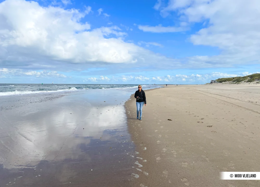 Wandelen op strand Vlieland